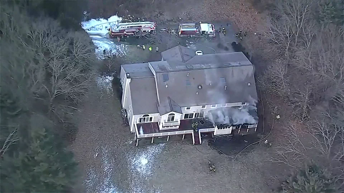 1 killed when fire breaks out at 9,250-square-foot Mass. estate [Video]