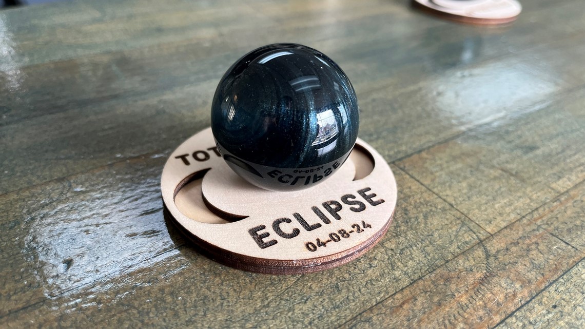 Tiffin glass artist offering souvenirs to commemorate eclipse [Video]