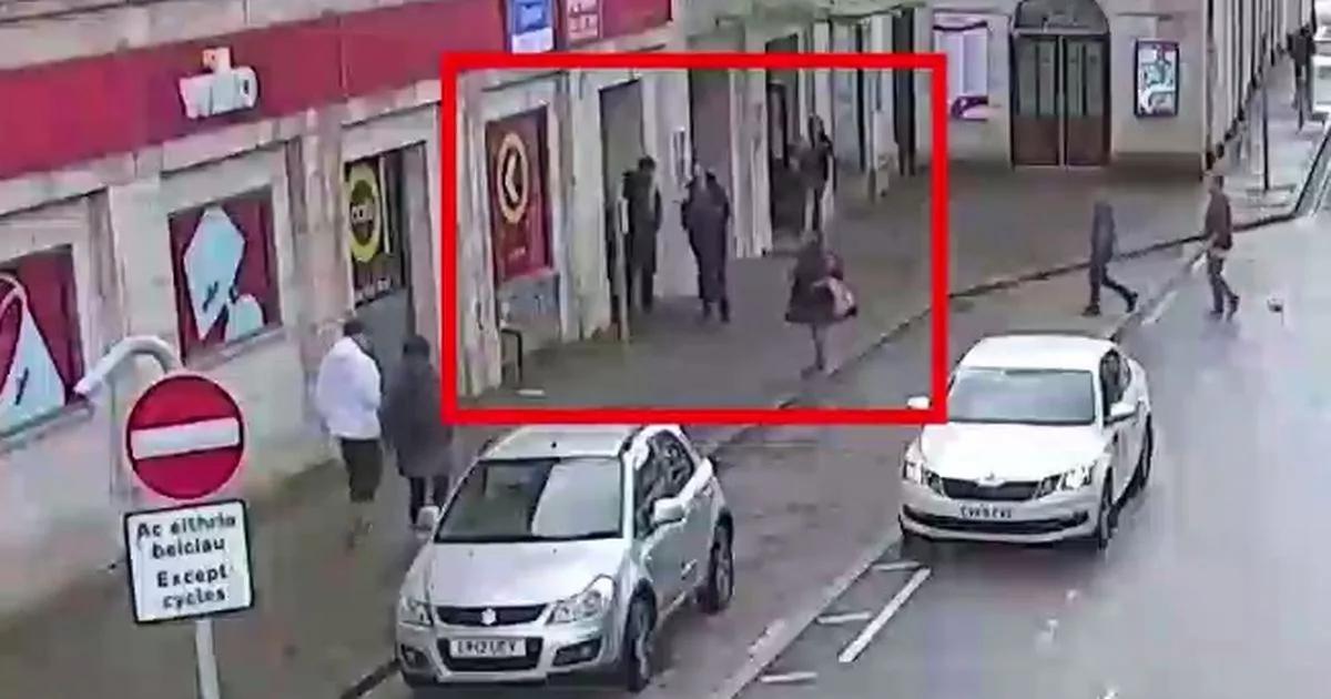 The terrifying moment a man corners a shopper in a busy street in the middle of the day and attacks her [Video]