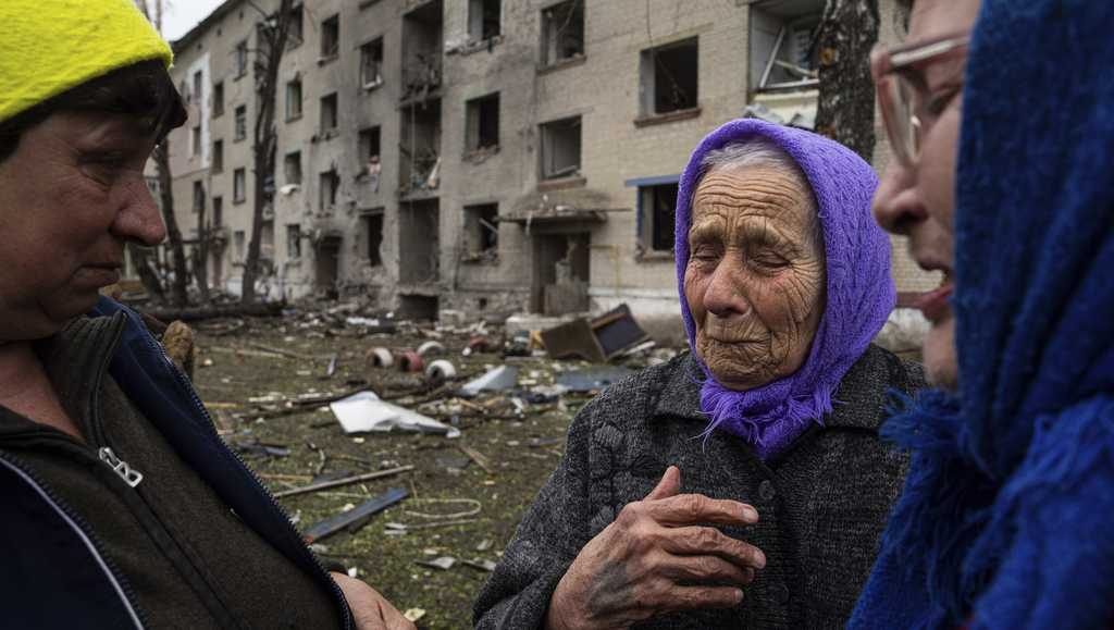 Russia edges toward Kharkiv  Some flee, others refuse to leave [Video]