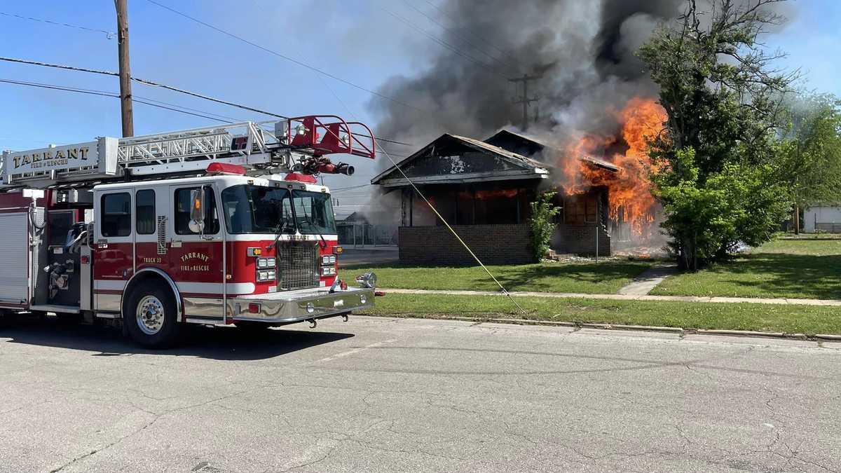 Flames visible as emergency crews work to put out Tarrant house fire [Video]