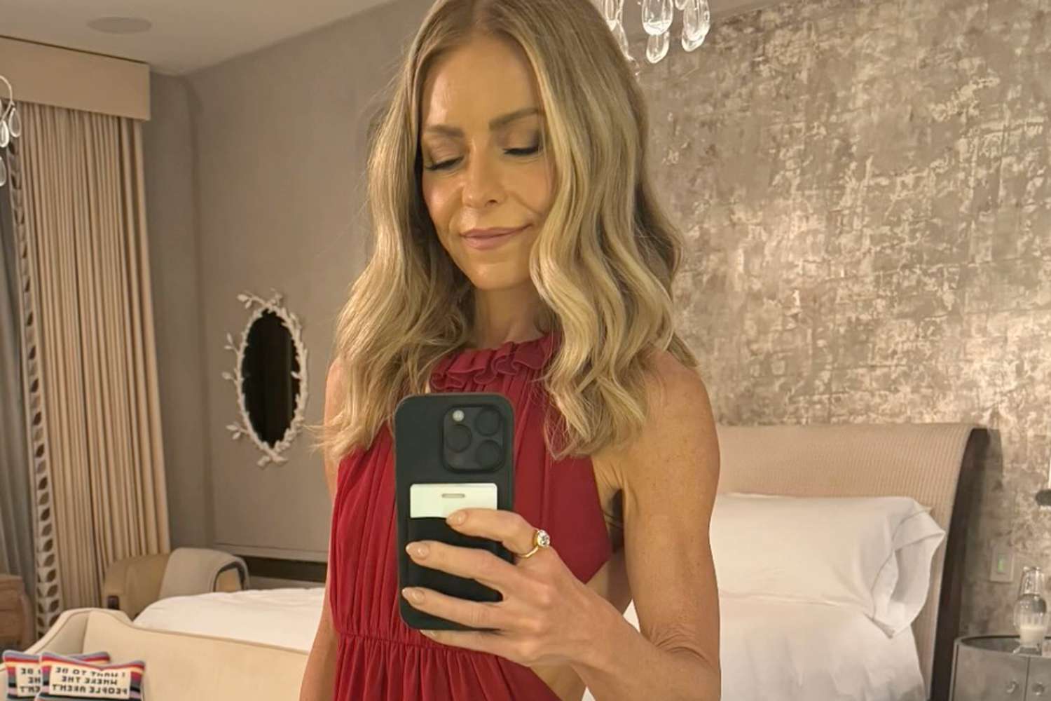 Kelly Ripa Shares a Look Inside Her Luxurious Bedroom After Time100 Date Night with Mark Consuelos [Video]