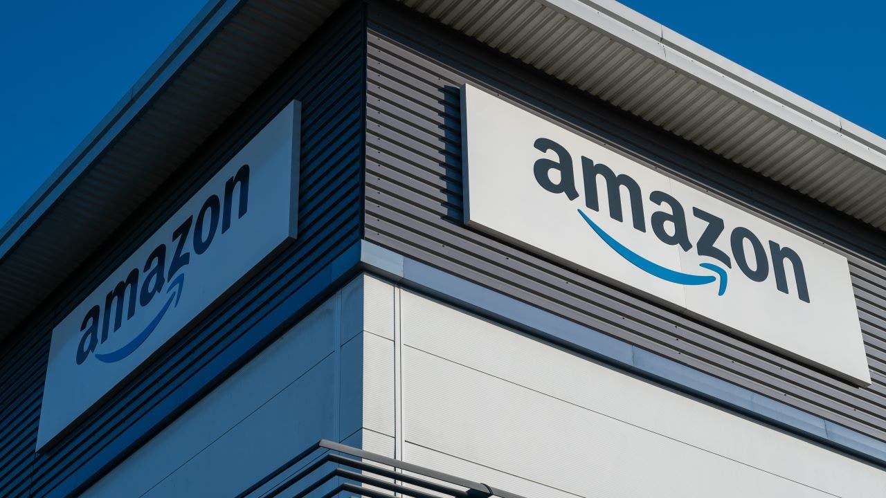 Amazon sales surge as company trains focus on artificial intelligence [Video]