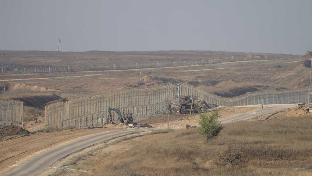 8 Israeli soldiers killed in southern Gaza [Video]