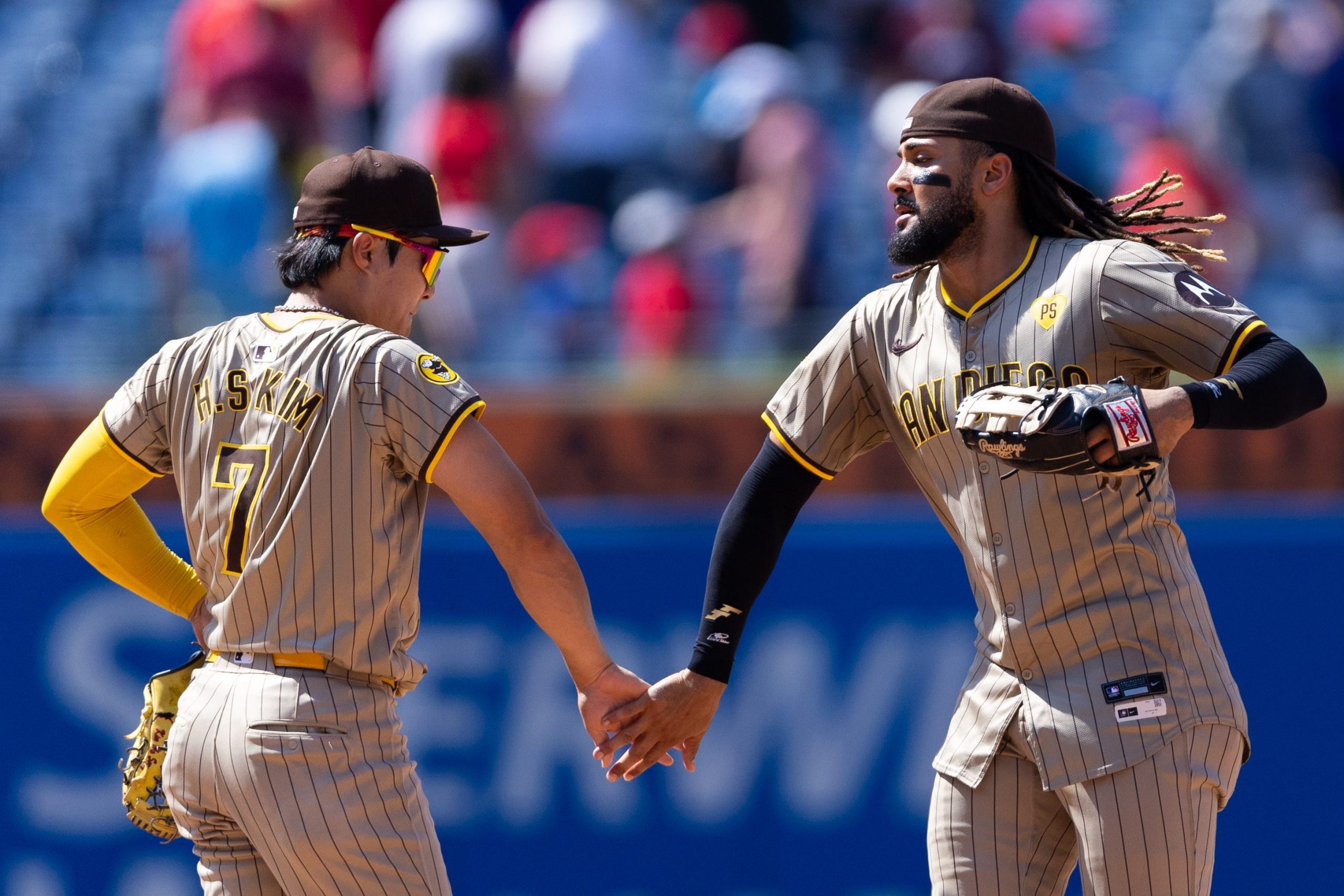 Padres beat Phillies 5-2 in series finale [Video]