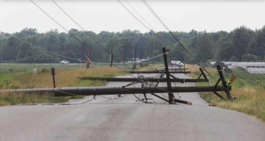 Crews working to restore power for thousands in extreme heat [Video]