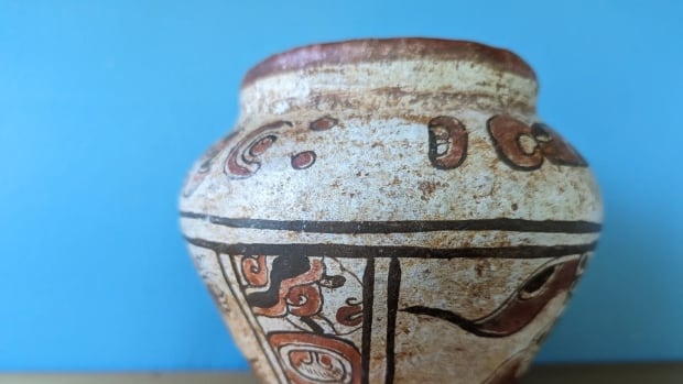 D.C. woman finds 2,000-year-old Mayan vase at thrift store and returns it to Mexico [Video]