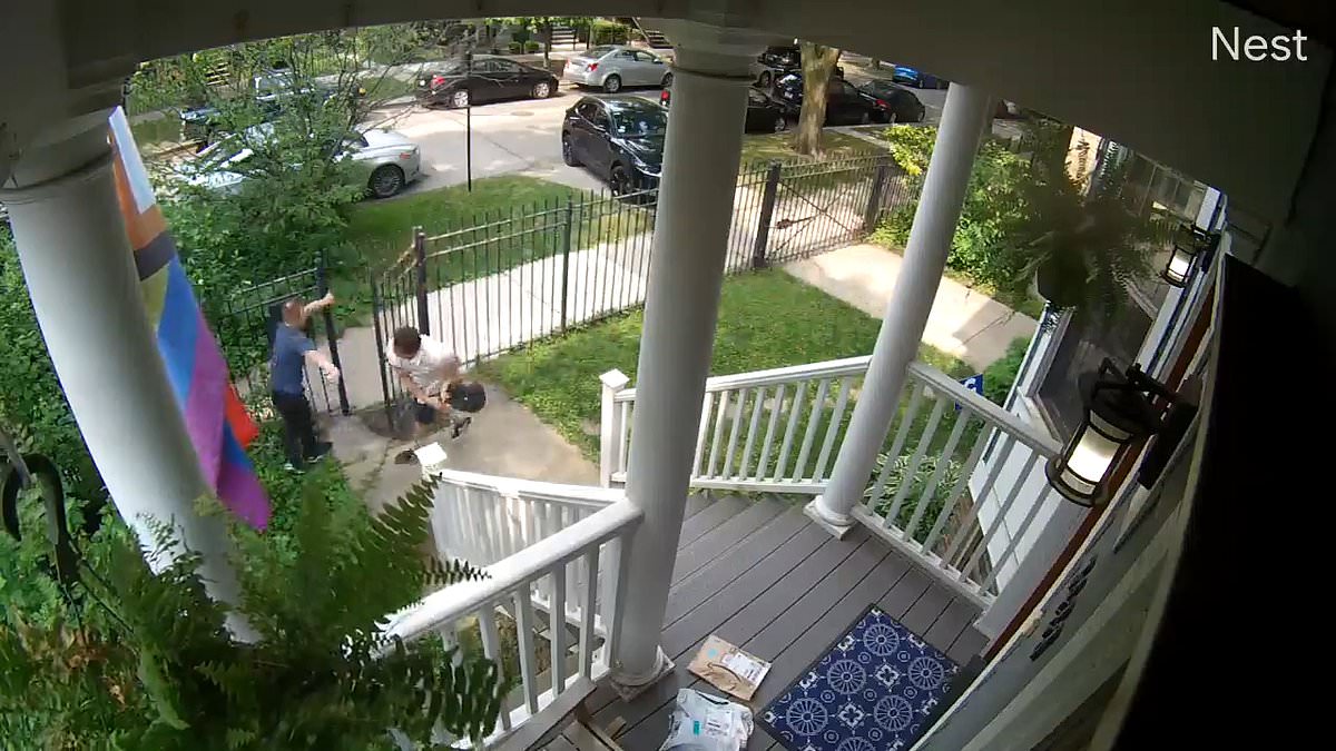 Moment burglar is served up some satisfyingly painful instant karma after trying to break into Chicago home [Video]