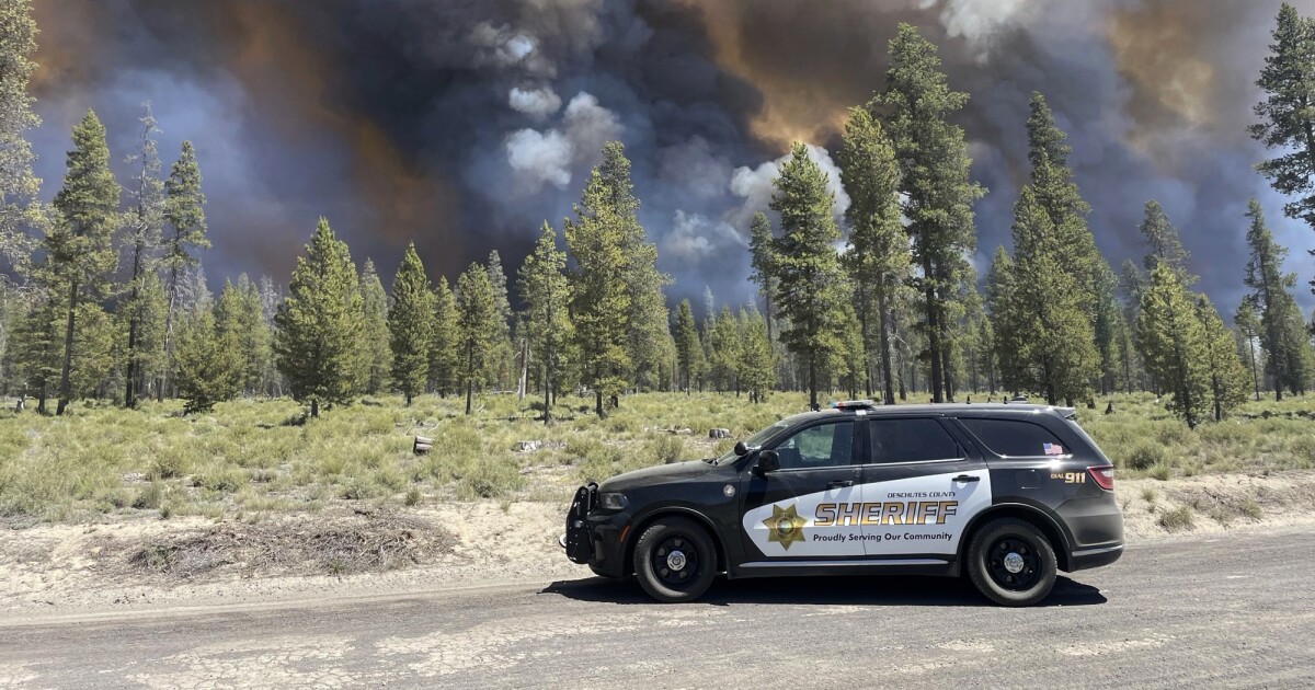 Wind-driven wildfire spreads outside Oregon community and prompts evacuations [Video]