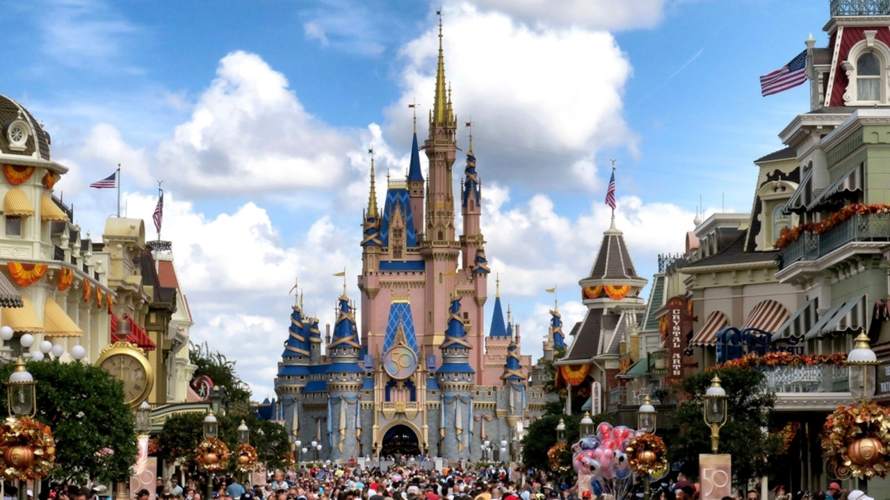 Disney World changing popular ticket reservation service [Video]