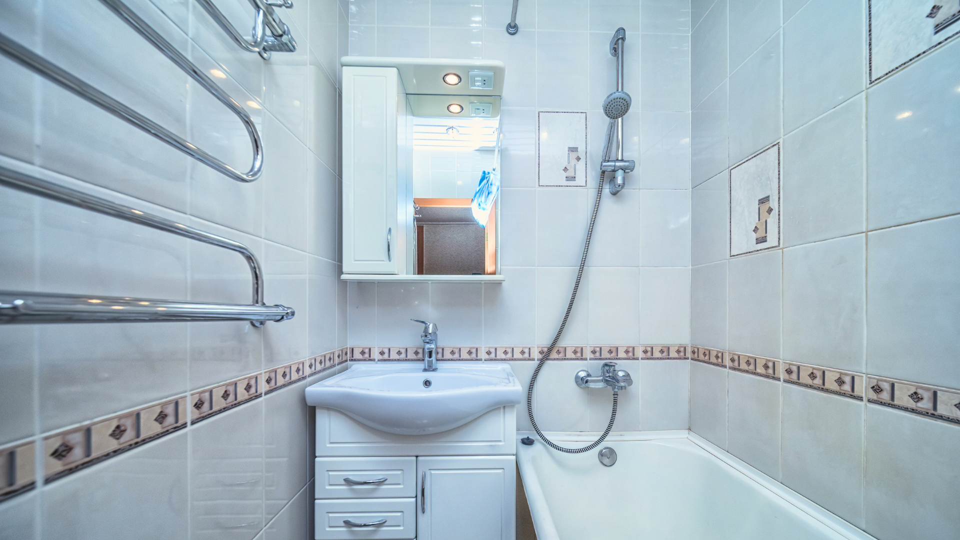 5 Ways to Give Your Tiny Bathroom More Space [Video]