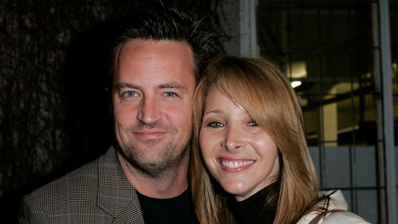 Lisa Kudrow remembers Matthew Perry being ‘uniquely hilarious’ in ‘Friends’ rewatch [Video]