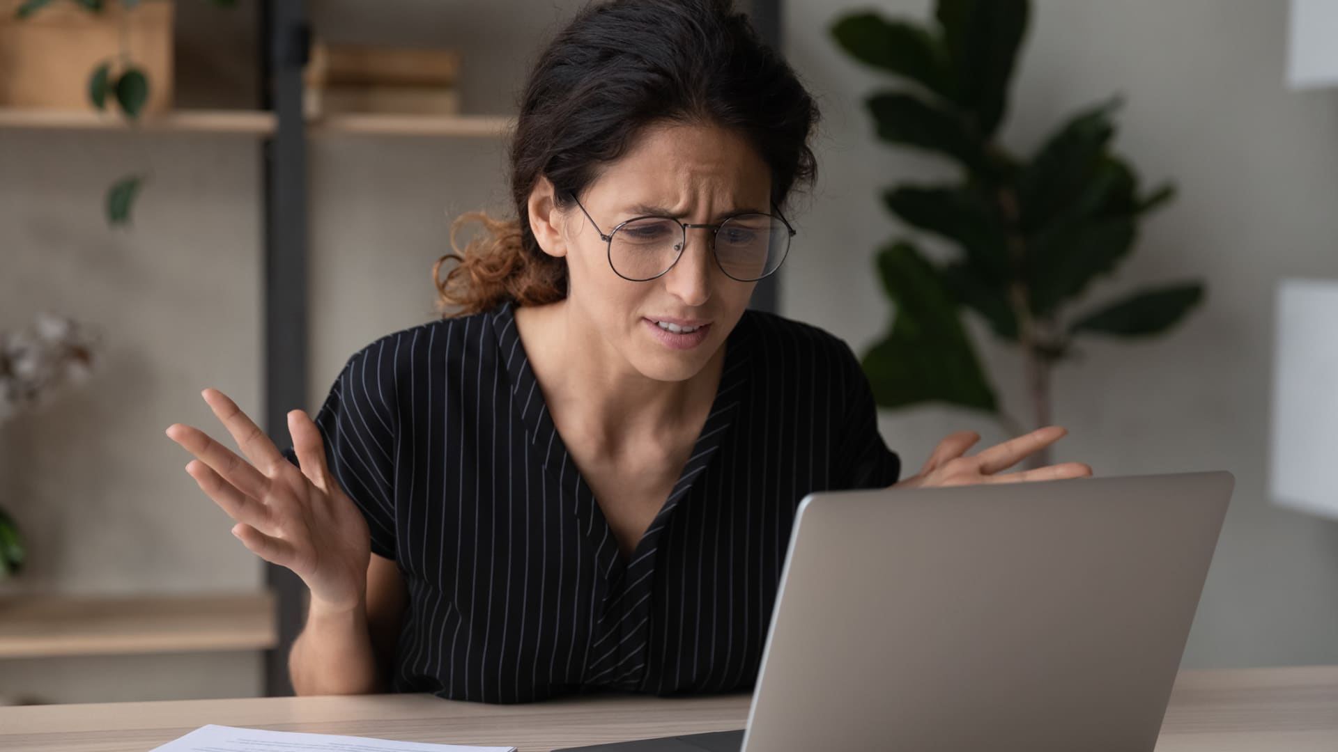 How to avoid job scams online, according to career experts [Video]