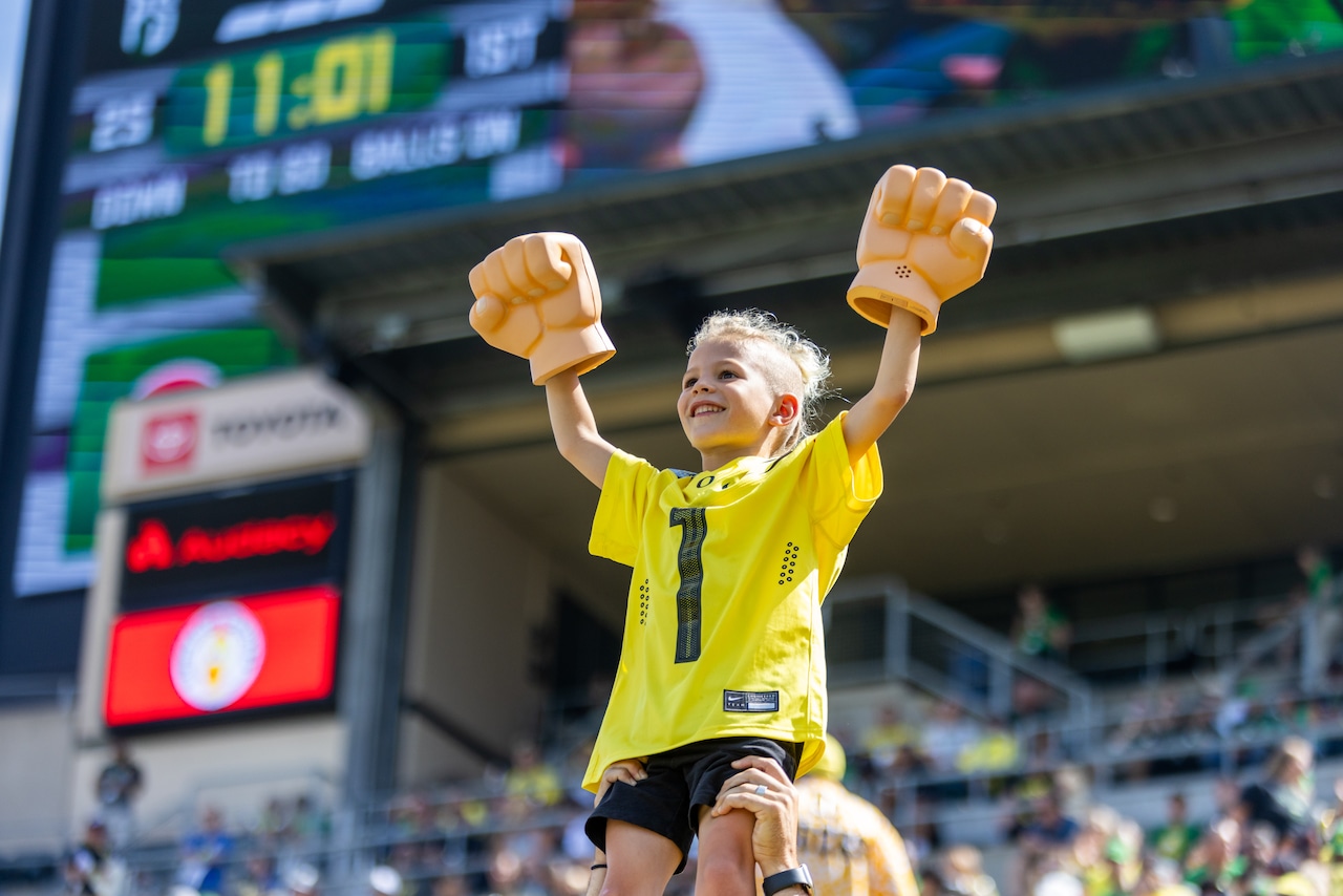 Oregon Ducks countdown to kickoff: At No. 61, an All-American lineman and NFL champion [Video]