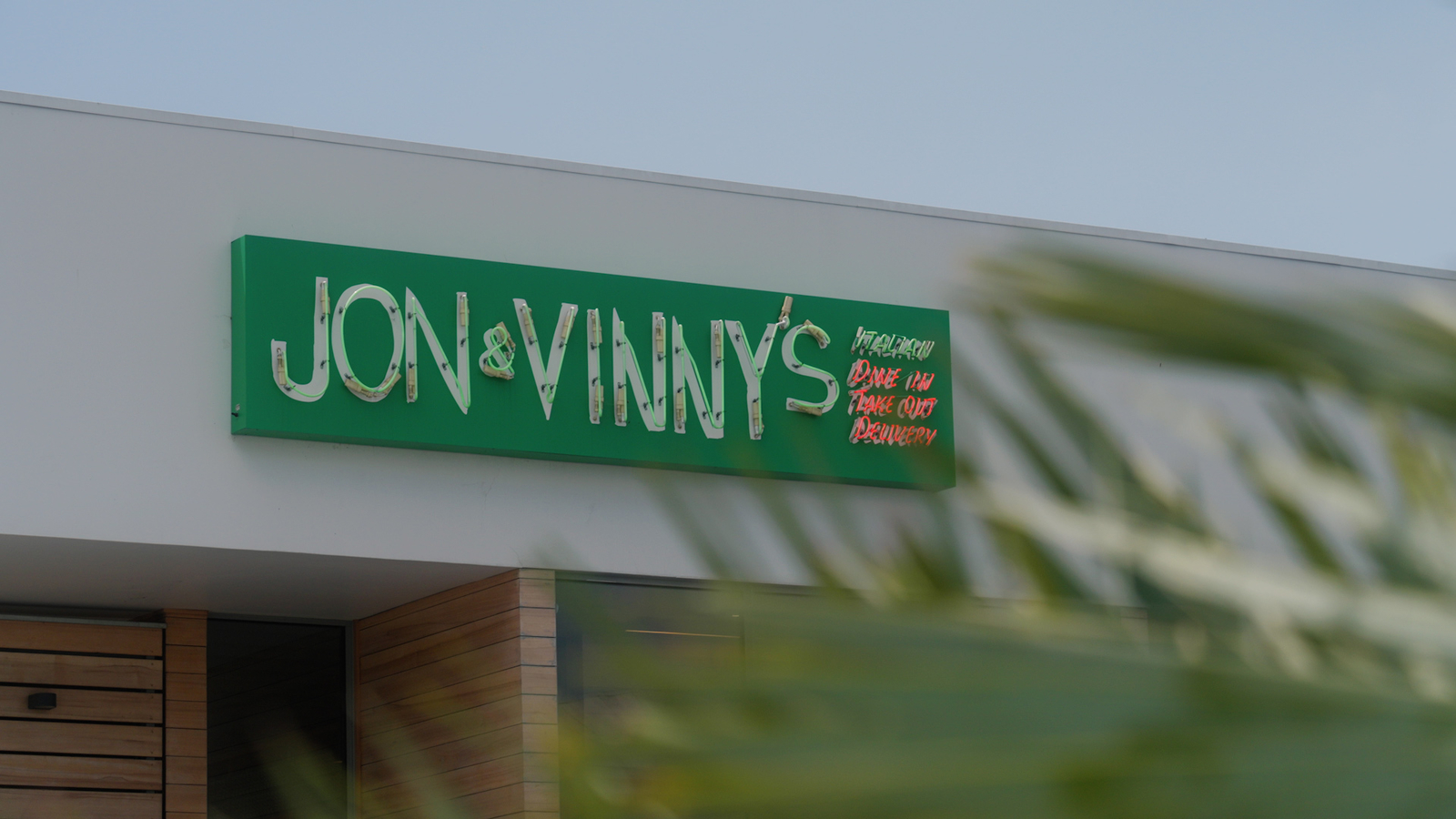 SoCal favorite Jon & Vinny’s reflects what makes “The Bear” a realistic look inside kitchen culture [Video]