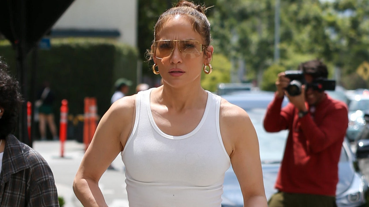 Jennifer Lopez Just Made a Simple Pair of Flip-Flops Look So Expensive on Vacation [Video]