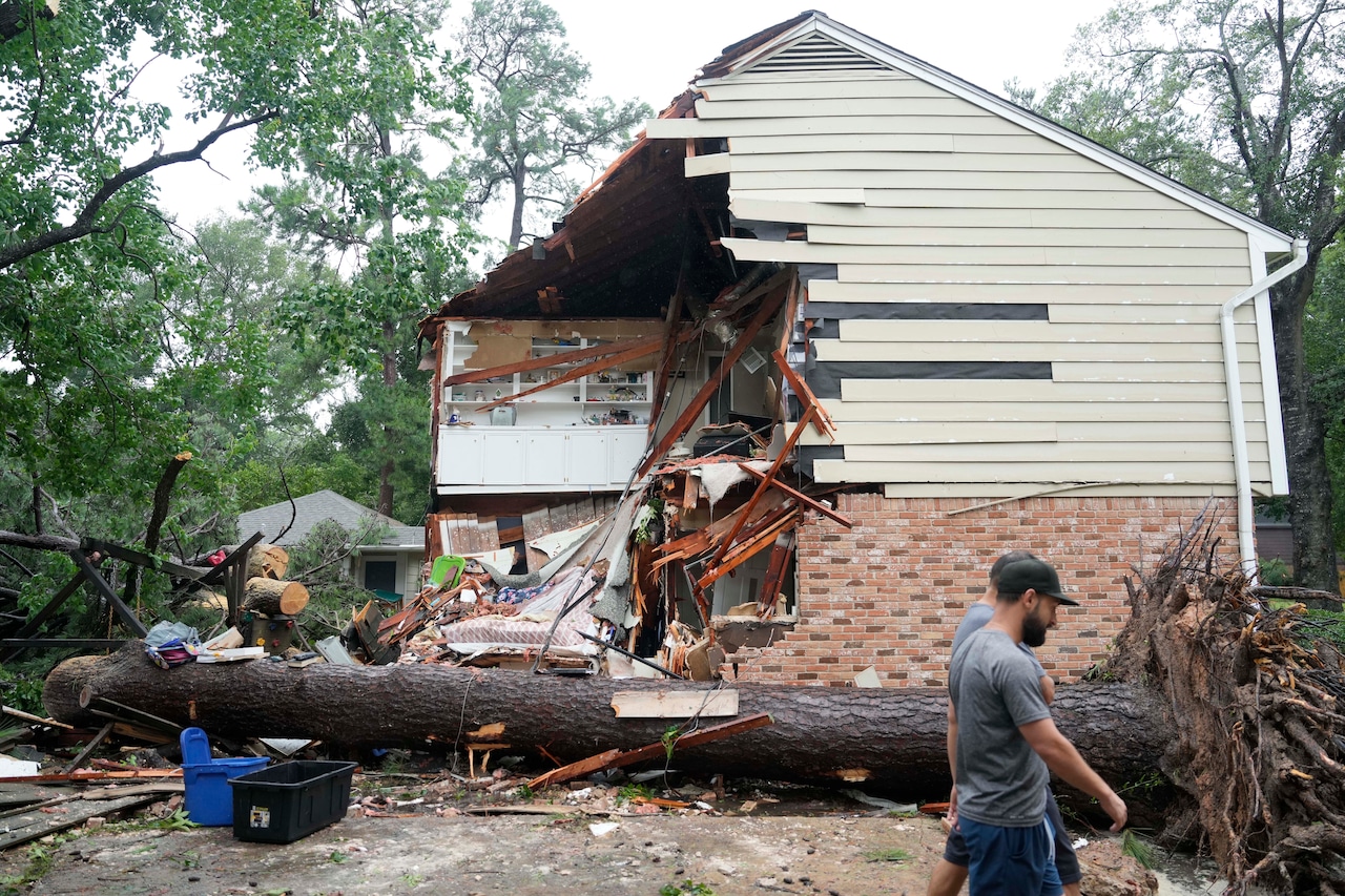 After bashing Texas, deadly storm Beryl heads north over U.S. [Video]