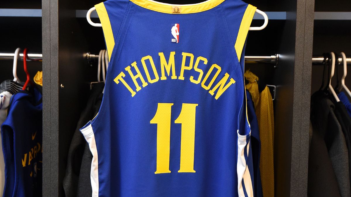 Klay Thompsons No. 11 Warriors jersey half off after Mavericks deal  NBC Sports Bay Area & California [Video]