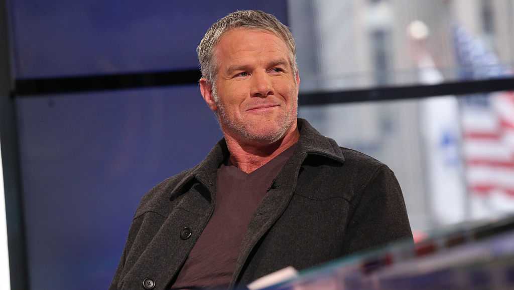 Brett Favre asks appeals court to reinstate defamation lawsuit [Video]