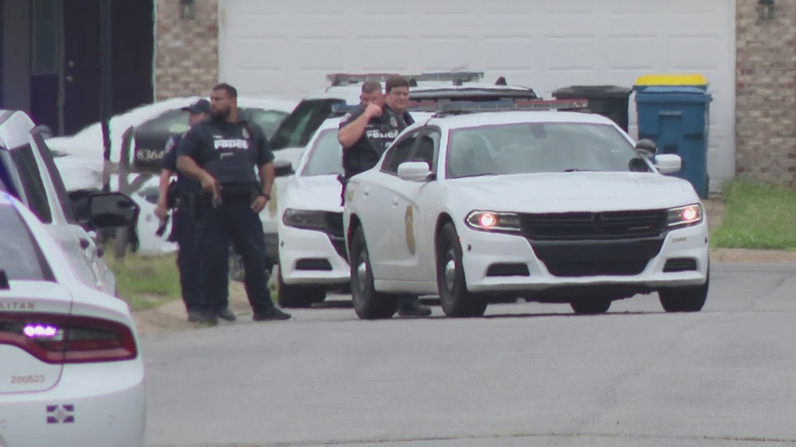 IMPD SWAT arrests man after standoff on Indy’s east side [Video]