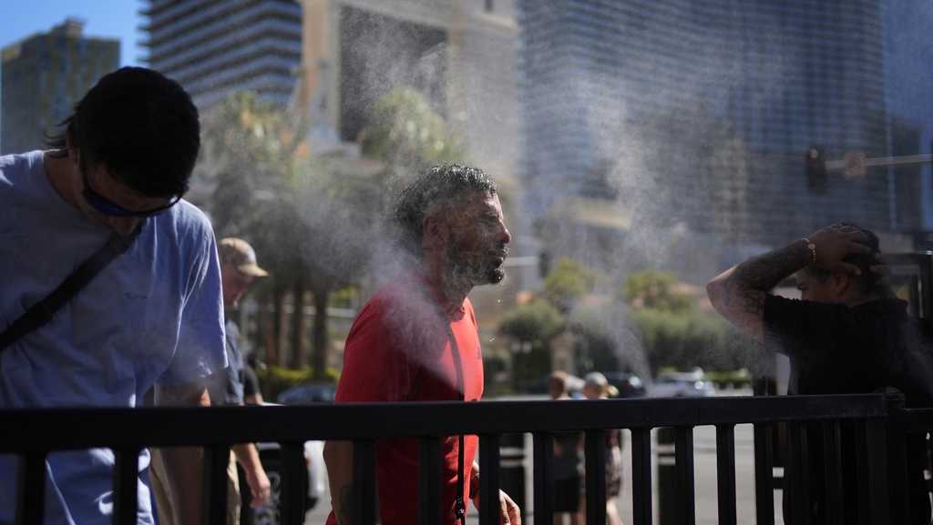 A prolonged heat wave has baked Las Vegas in a record fifth consecutive day of temperatures sizzling at 115 degrees or greater [Video]