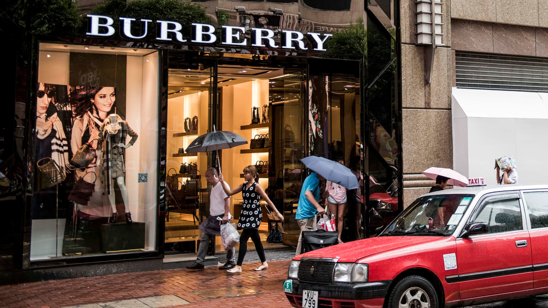 Burberry replaces CEO, suspends dividend; shares dive 16% [Video]