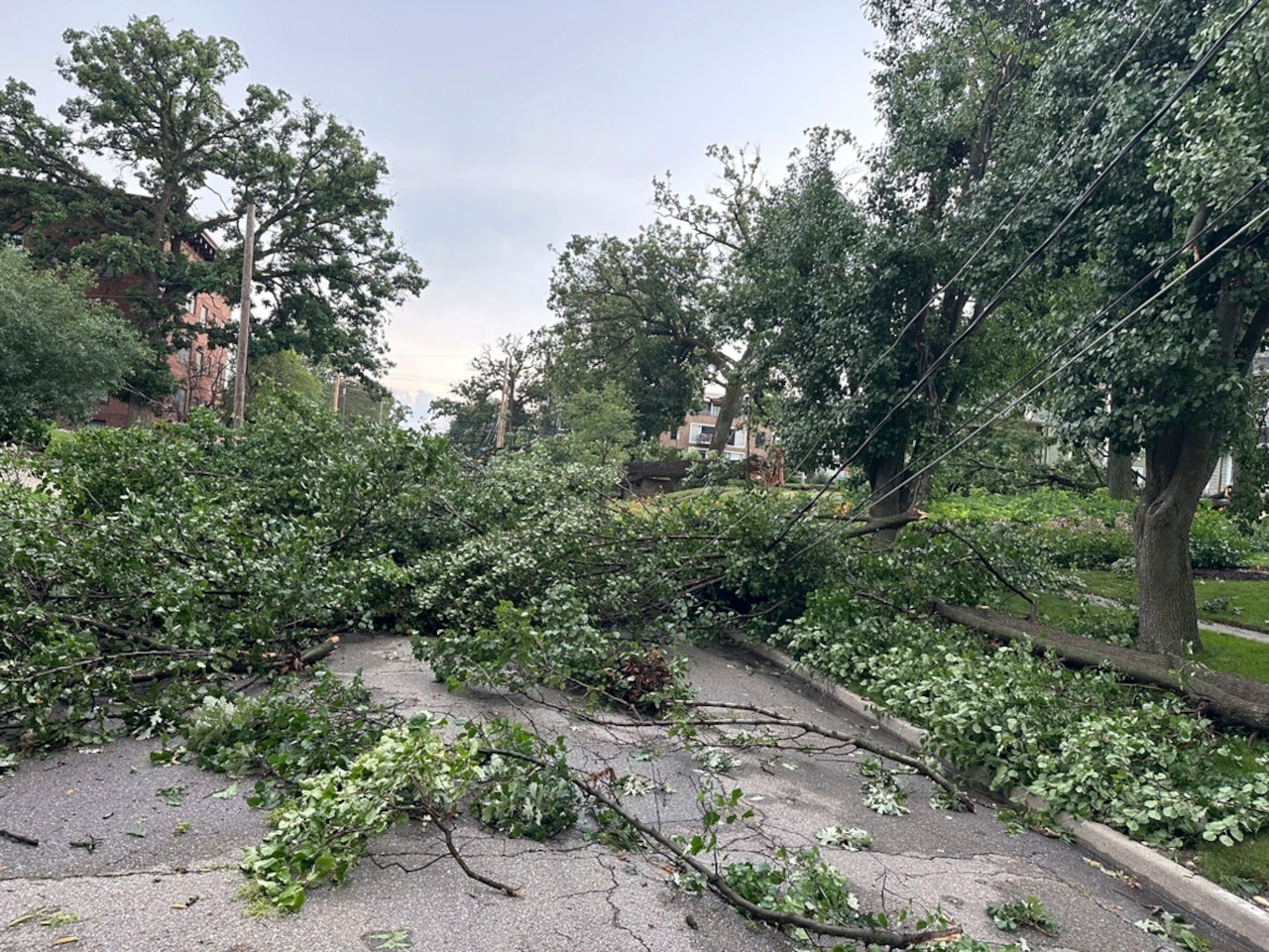 Severe storms with tornado reports whip through Midwest, killing 1, cutting power to 460K [Video]