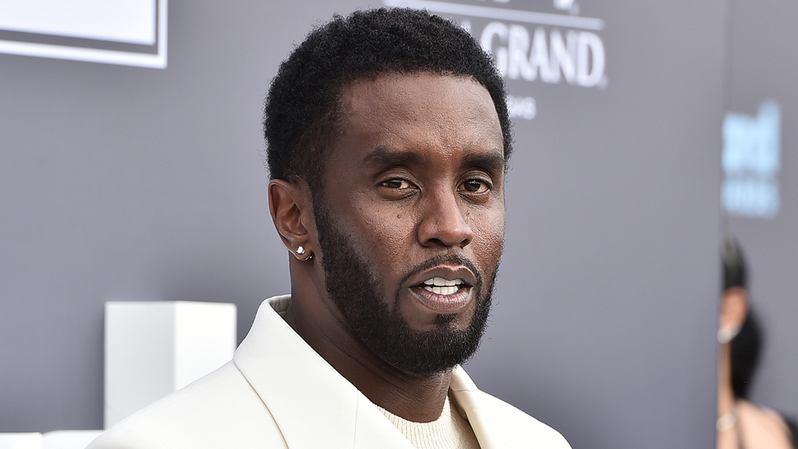 Homeland Security raids Holmby Hills home associated with Sean ‘Diddy’ Combs and Bad Boy Films [Video]