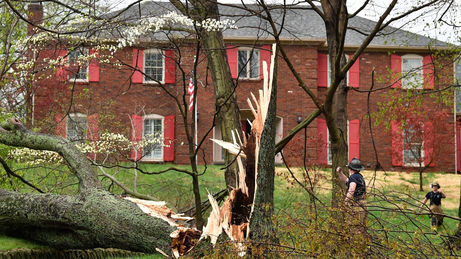 Severe weather: Storms and tornadoes leave a path of destruction from Georgia to Illinois [Video]