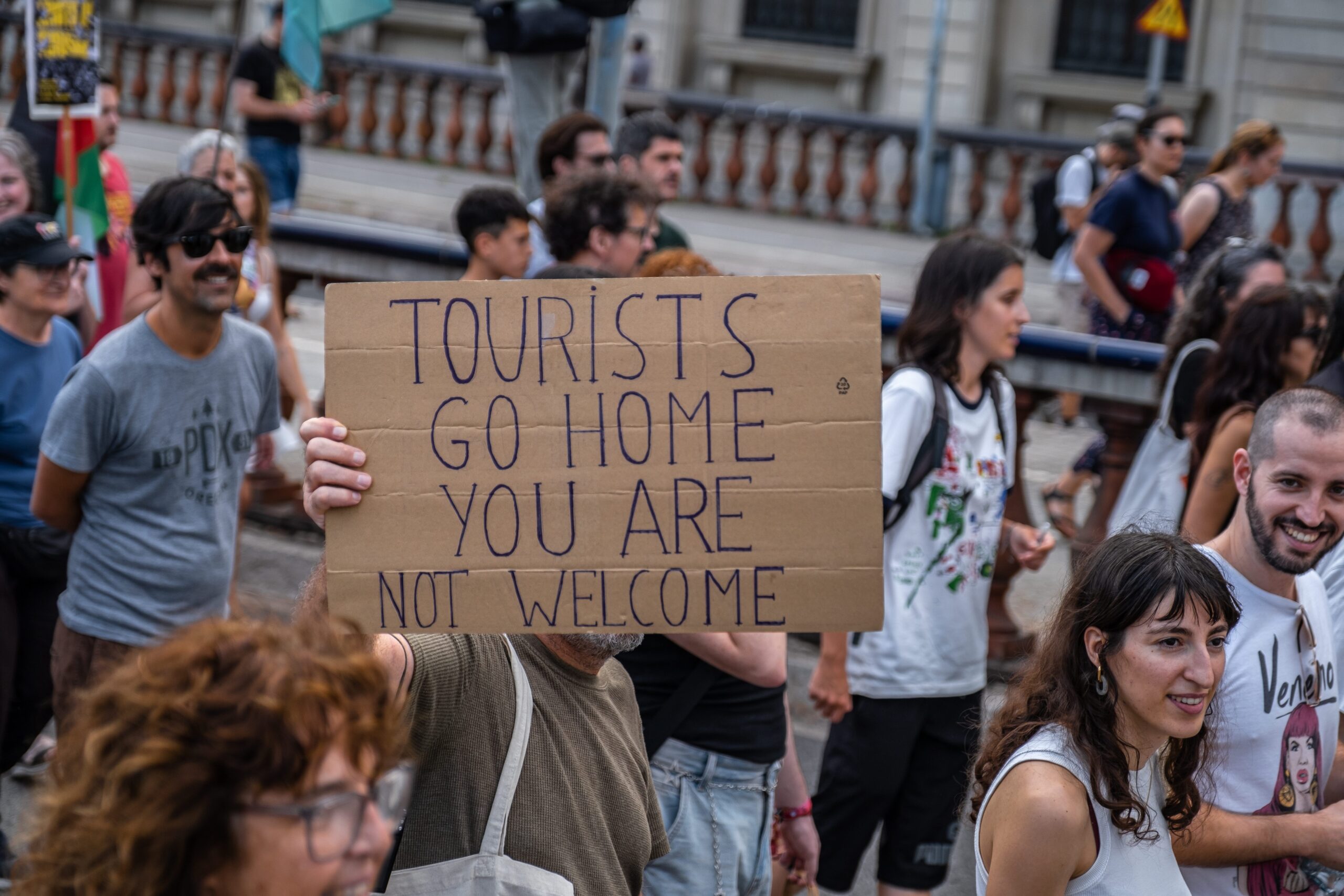 US tourists change their holiday plans in Spain after seeing anti-tourism protests and feeling guilty [Video]