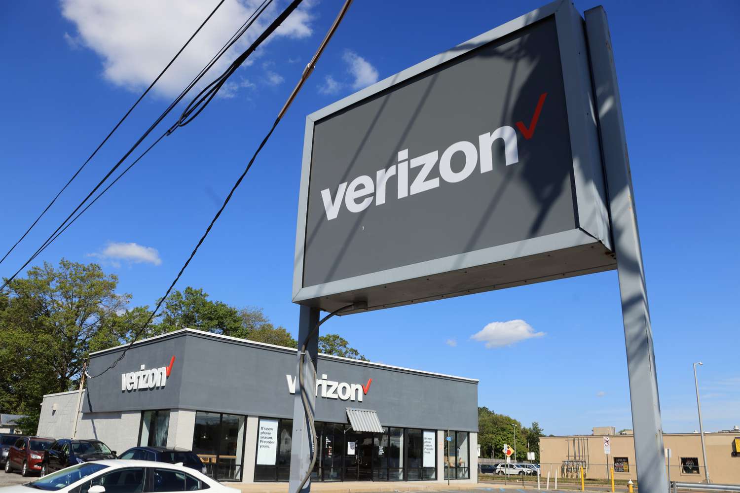 Verizon Slips on Earnings Miss Despite Subscriber Growth [Video]