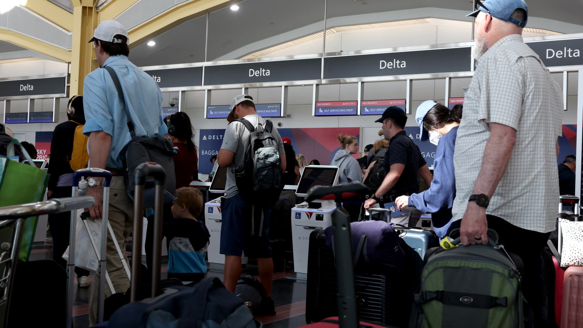 Delta cancels more flights, struggles to recover from Microsoft outage [Video]