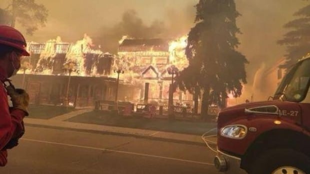 Wildfire that roared into Jasper was a wall of fast-moving flame, says fire official [Video]