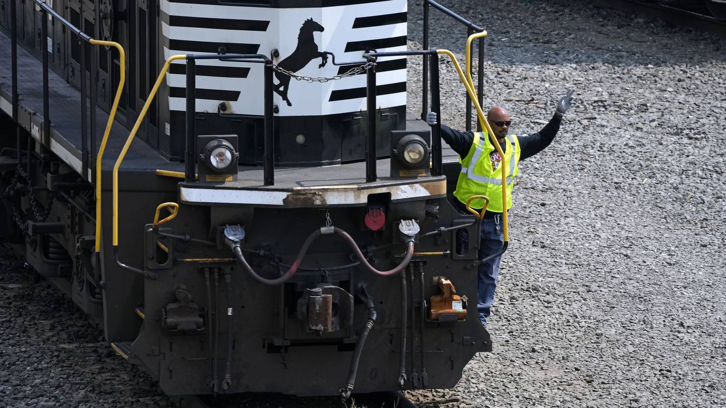 Norfolk Southern results complicated by derailment insurance payments, proxy fight and productivity  WSB-TV Channel 2 [Video]