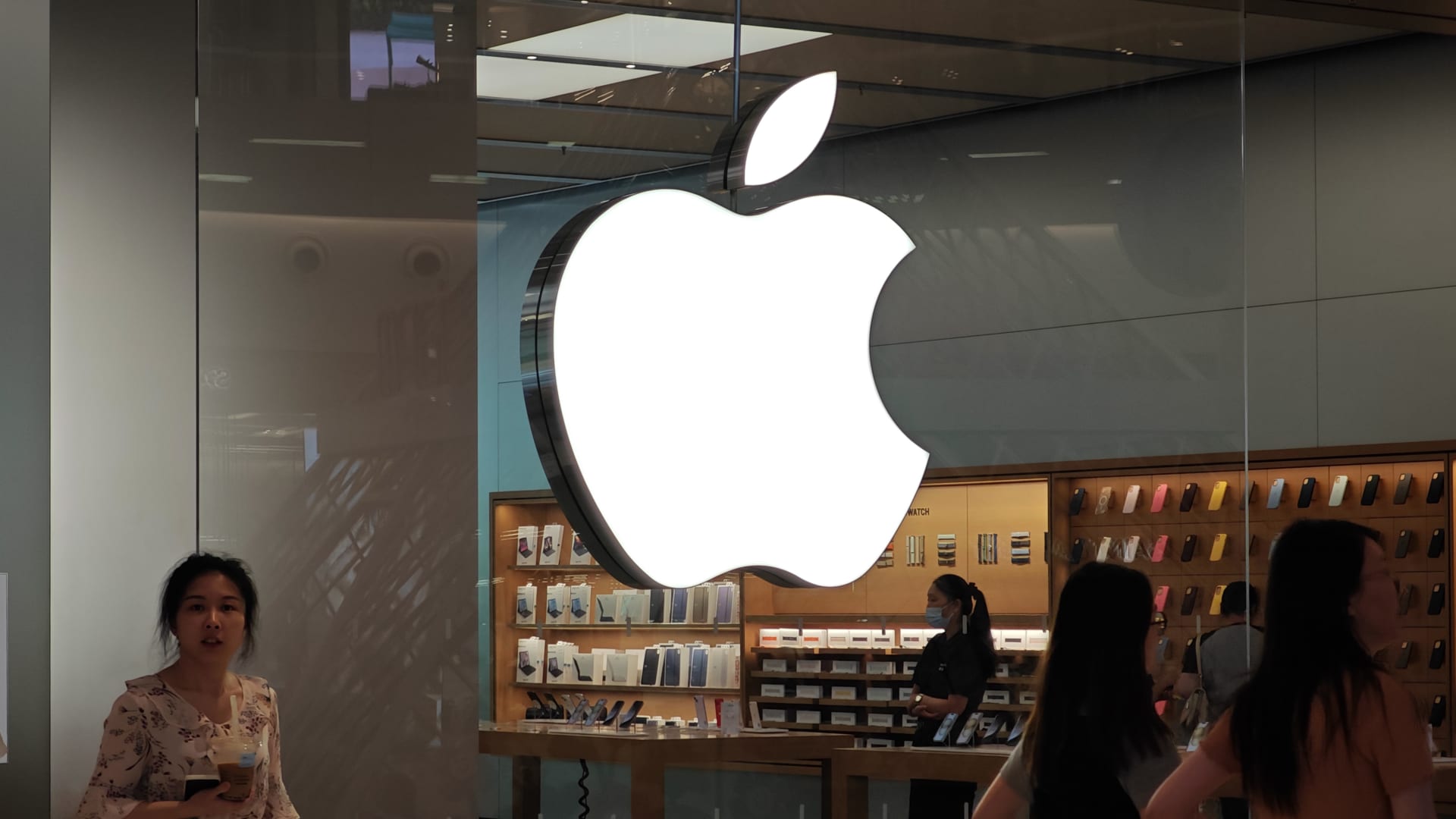 This options strategy can profit off an Apple earnings surprise: Goldman [Video]