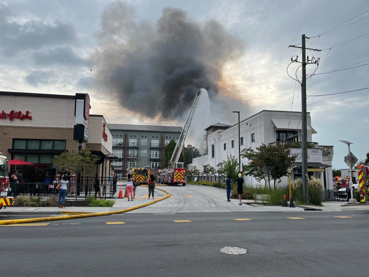 Dozens displaced by fire at luxury apartments behind Atlanta Chick-fil-A, multiple floors collapse [Video]