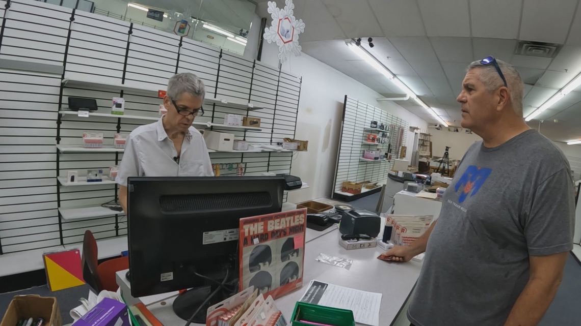 Windham, Maine RadioShack store closes [Video]