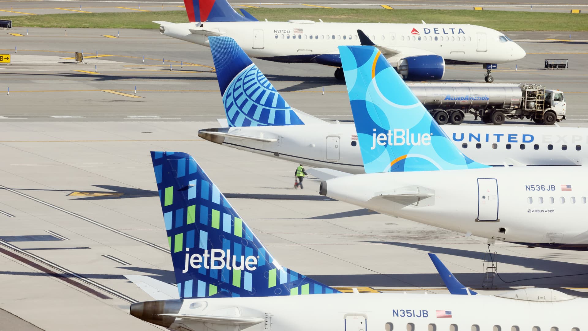 U.S. airlines cut growth plans for the second half of the year [Video]