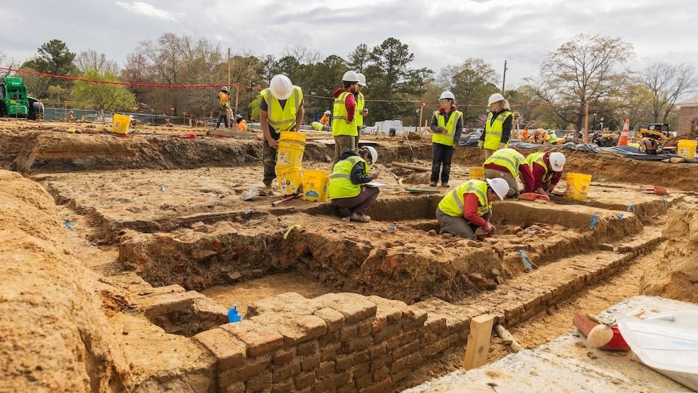 17th-century home and silver spoon from ‘affluent household’ found in Colonial Williamsburg [Video]