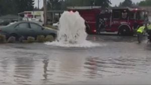 Semi-truck driver runs over fire hydrant in Puyallup, floods nearby homes, business [Video]