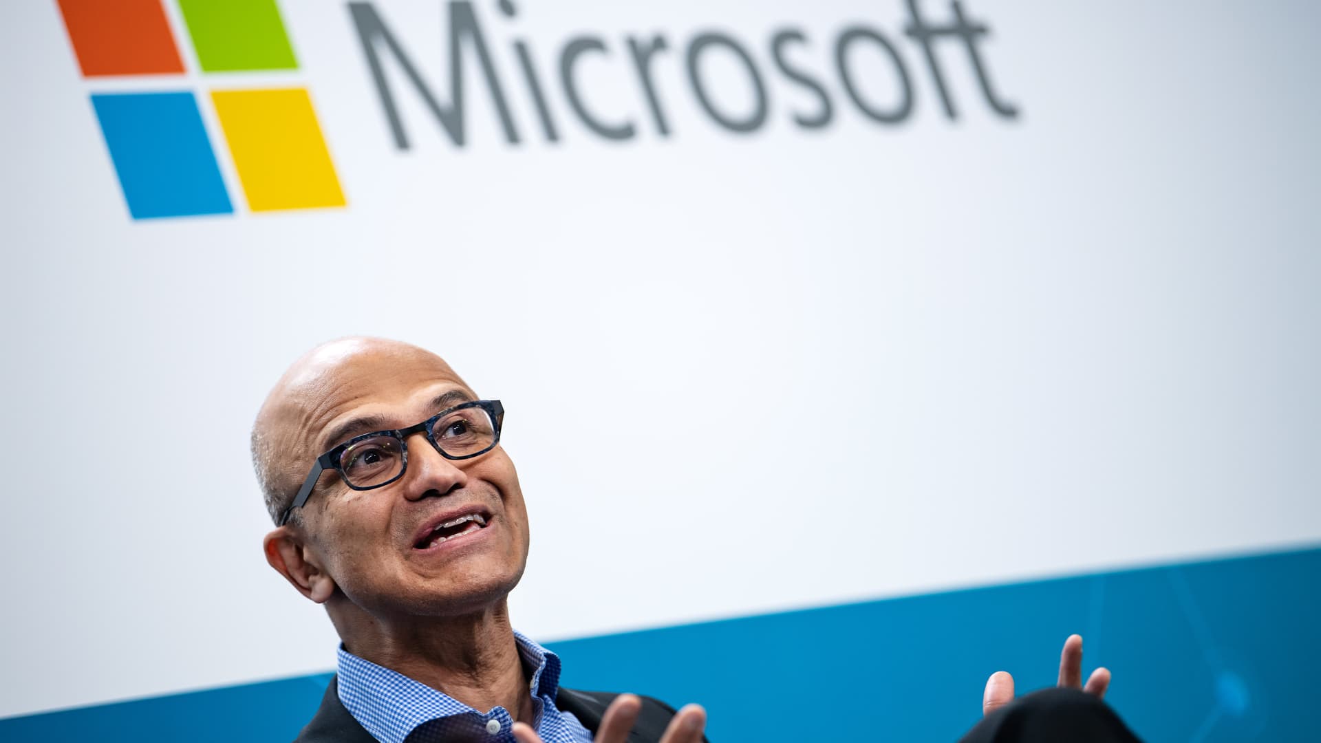 Microsoft will pay one-time cash awards of up to 25% of annual bonus [Video]