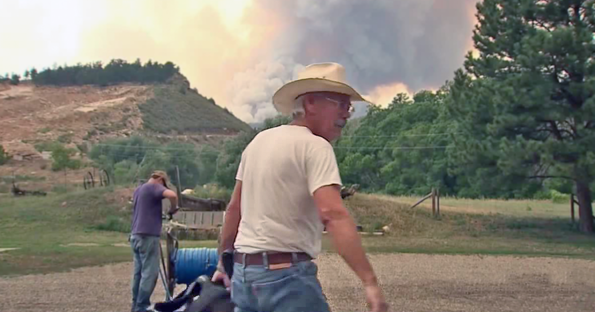 Some Alexander Mountain Fire evacuees pack up, others prepare to fight [Video]