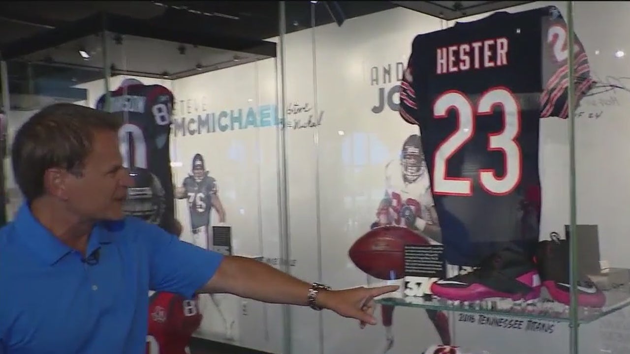 Lou Canellis walks through the Devin Hester and Steve McMichael’s NFL Hall of Fame display [Video]