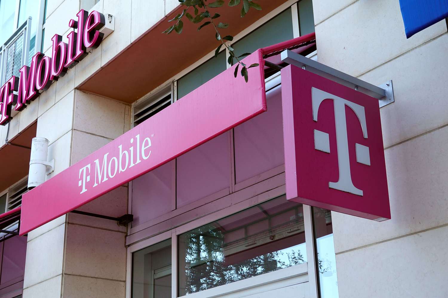 T-Mobile Stock Rises After Company Lifts Expectations for Customer Growth [Video]