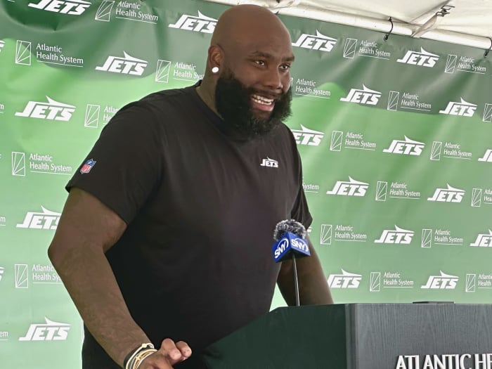 Moses returns and the Jets have their starting 5 offensive linemen together for the 1st time in camp [Video]