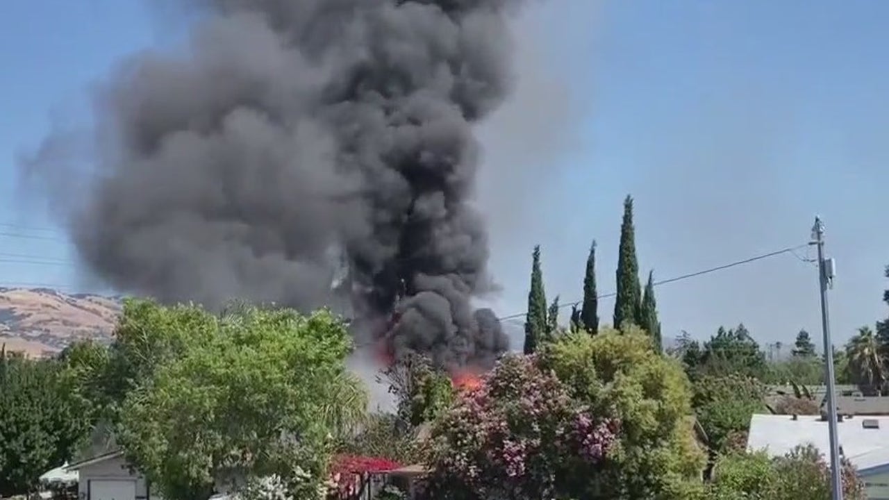 Fire destroys home, knocks out power, and injures juvenile in San Jose [Video]