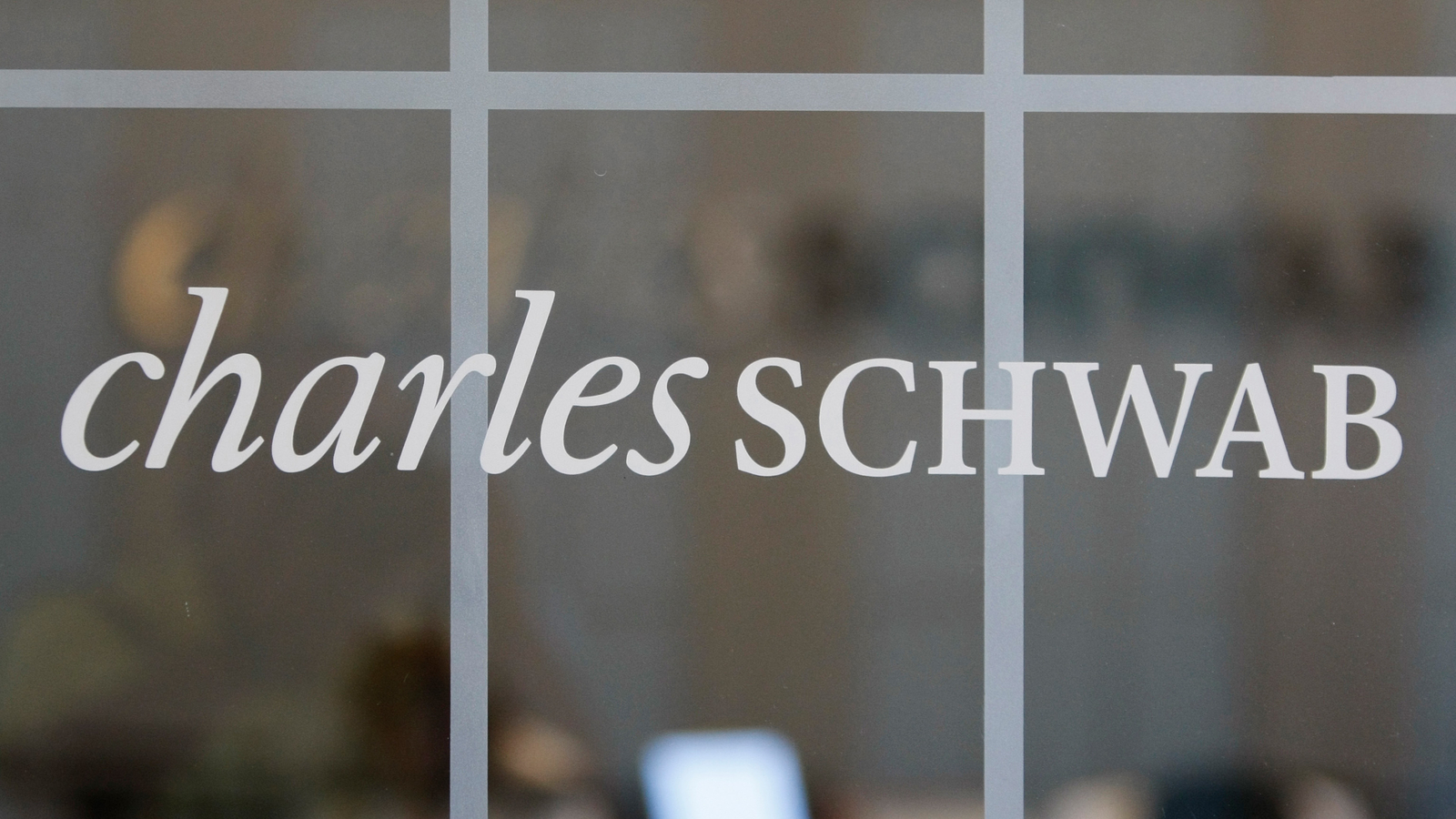 Charles Schwab, Fidelity, other online trading brokerages appear to go dark during huge market sell-off [Video]