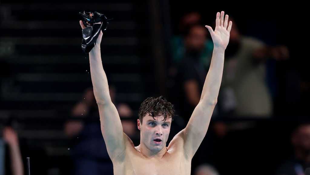 U.S. sets two world records on final night of swimming, wins gold-medal race with Australia [Video]