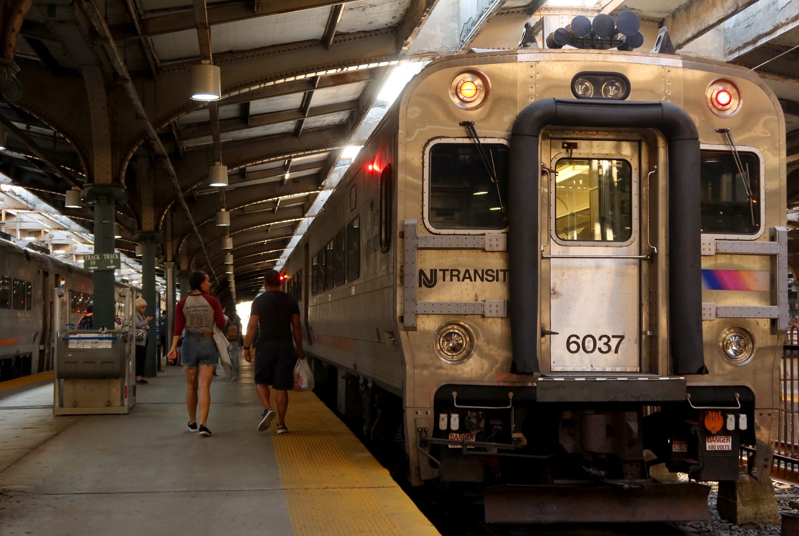 Hellish NYC commutes reveal aging wires no match for heat [Video]