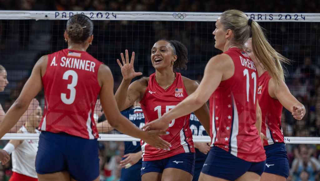 US women’s volleyball team advances to semifinal with straight-set win against Poland [Video]